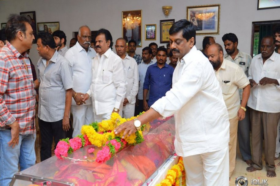 Celebrities-Pay-Homage-to-Vijaya-Nirmala-Garu